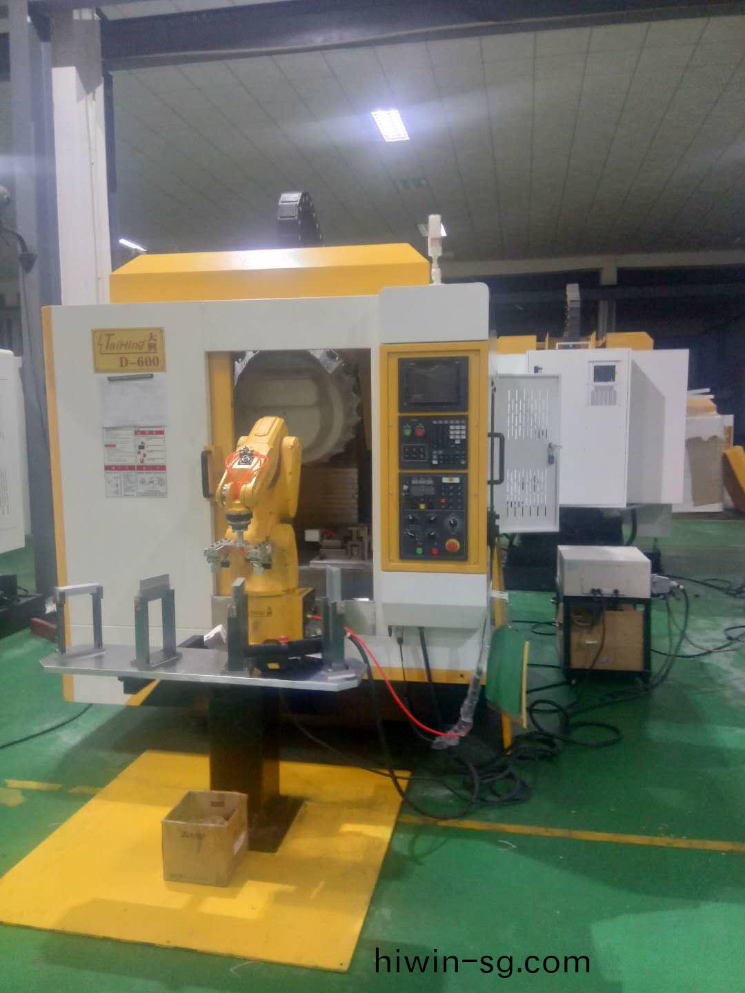高速鑽孔攻牙機D-600 (帶機械手，全自動上下料(liao)）
